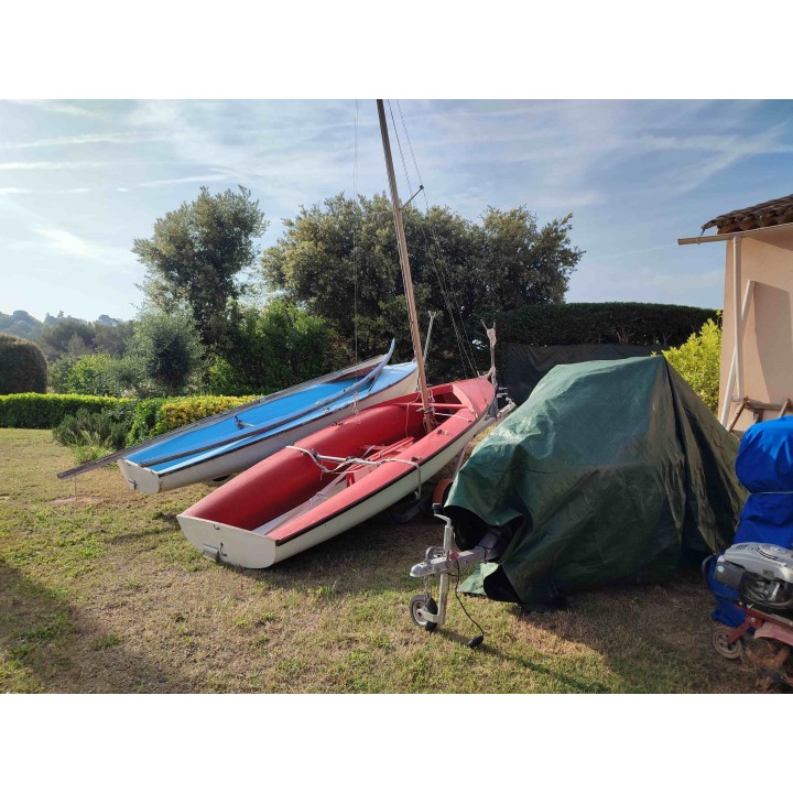 Red 420 sailing dinghy, well maintained and in good condition